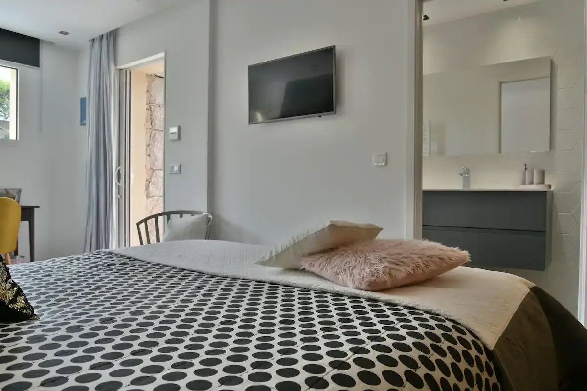 Chambre parentale moderne avec salle d'eau privative dans une villa de prestige à Porto-Vecchio.